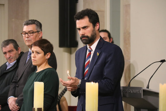 Parliament speaker Roger Torrent lighting a candle in honor of Holocaust victims (by Mariona Puig)
